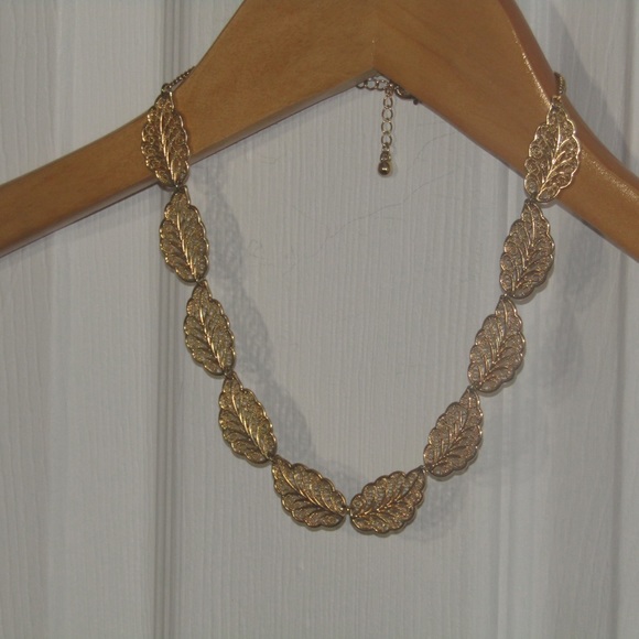 Jewelry - Gold leaf necklace